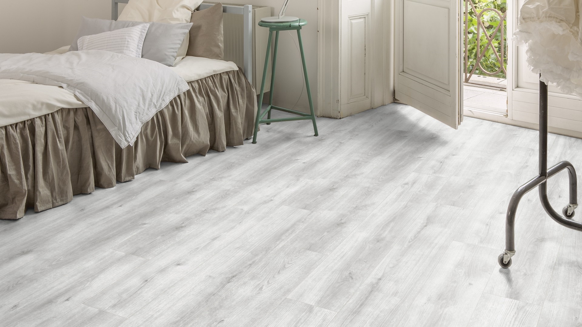 Ламинат Kaindl Aqua Pro Select Natural Touch 12.0 Стандартная доска Дуб Бетон К4422 RI 1383×193×12 фото в интерьере Ламинат Kaindl Aqua Pro Select Natural Touch 12.0 Стандартная доска Дуб Бетон К4422 RI 1383×193×12 фото в интерьере