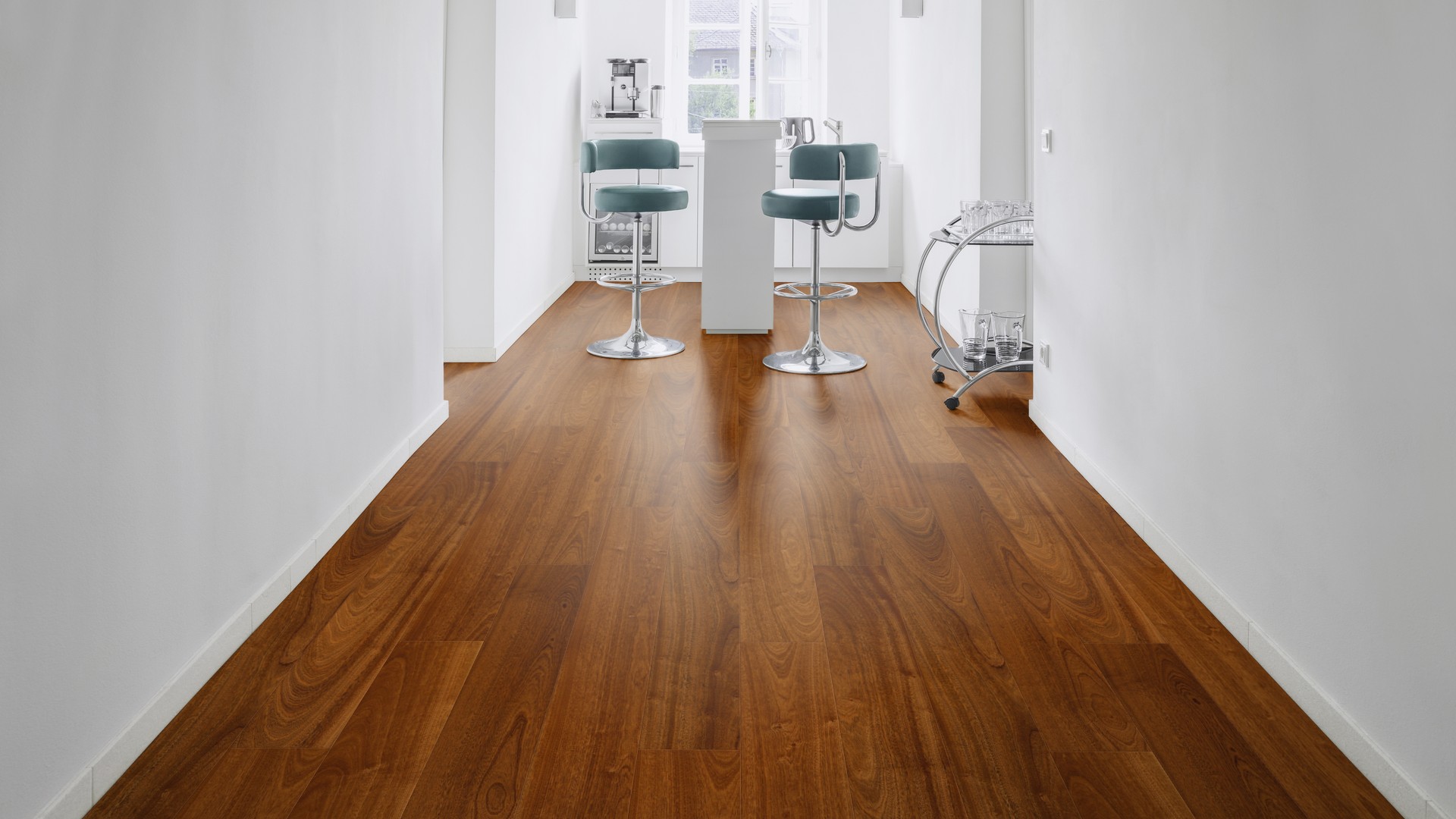 Ламинат Kaindl Aqua Pro Supreme Easy Touch 8.0 Премиум Махагон Pacific О771 HG фото в интерьере Ламинат Kaindl Aqua Pro Supreme Easy Touch 8.0 Премиум Махагон Pacific О771 HG фото в интерьере