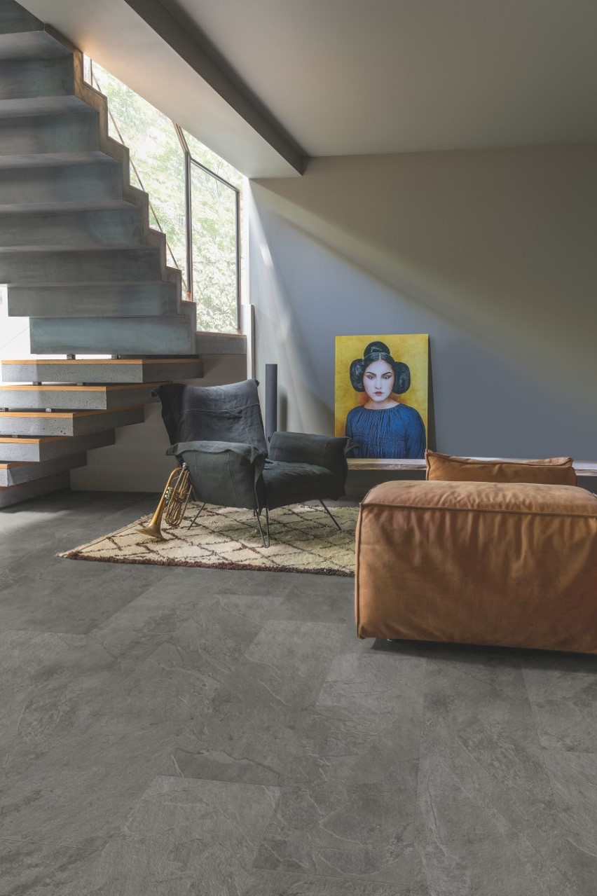 Виниловый пол Quick Step замковый Ambient Rigid Click Сланец серый RAMCL40034 фото в интерьере Виниловый пол Quick Step замковый Ambient Rigid Click Сланец серый RAMCL40034 фото в интерьере