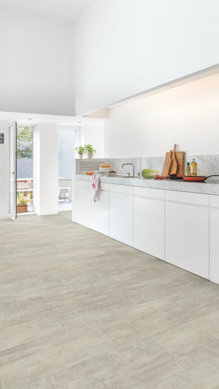 Кварцвиниловая плитка Quick Step замковая Ambient Click Травертин светло-серый AMCL40047 1300×320×4,5 фото в интерьере Кварцвиниловая плитка Quick Step замковая Ambient Click Травертин светло-серый AMCL40047 1300×320×4,5 фото в интерьере