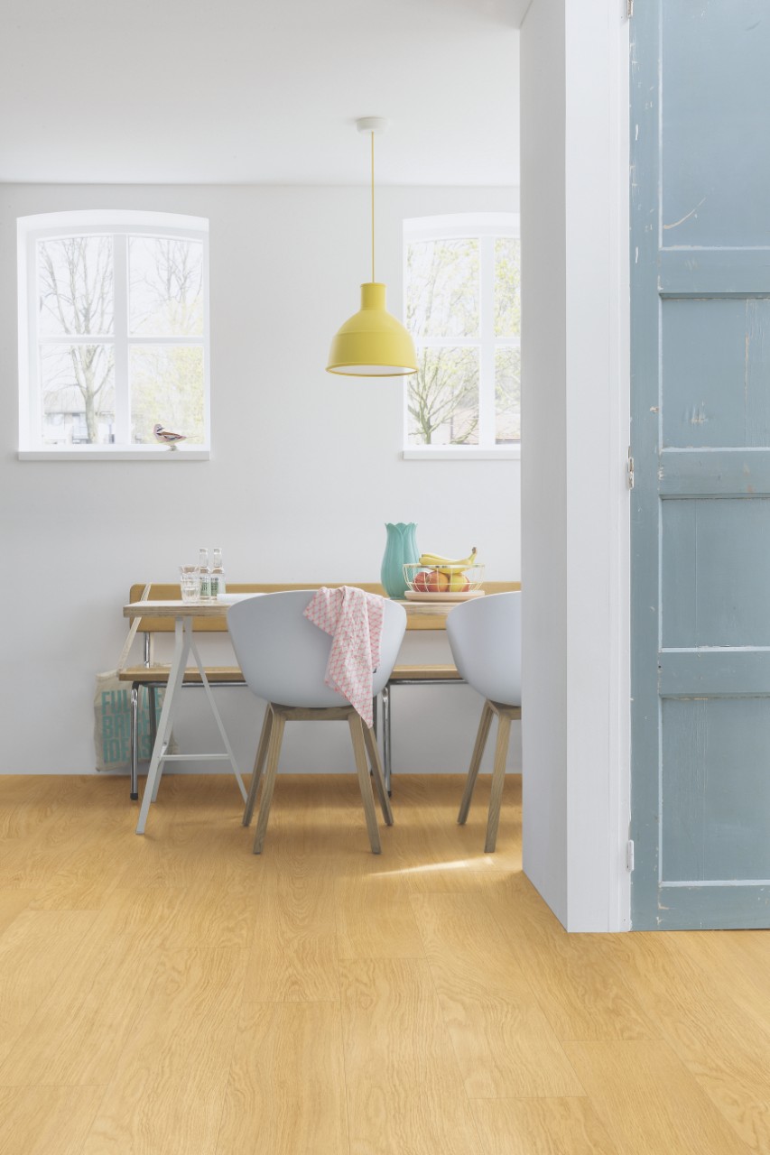 Кварцвиниловая плитка Quick Step замковая Balance Click Дуб натуральный отборный BACL40033 1251×187×4,5 фото в интерьере