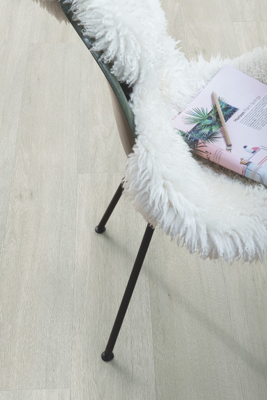 Кварцвиниловая плитка Quick Step замковая Balance Click Дуб шёлковый светлый BACL40052 1251×187×4,5 фото в интерьере Кварцвиниловая плитка Quick Step замковая Balance Click Дуб шёлковый светлый BACL40052 1251×187×4,5 фото в интерьере