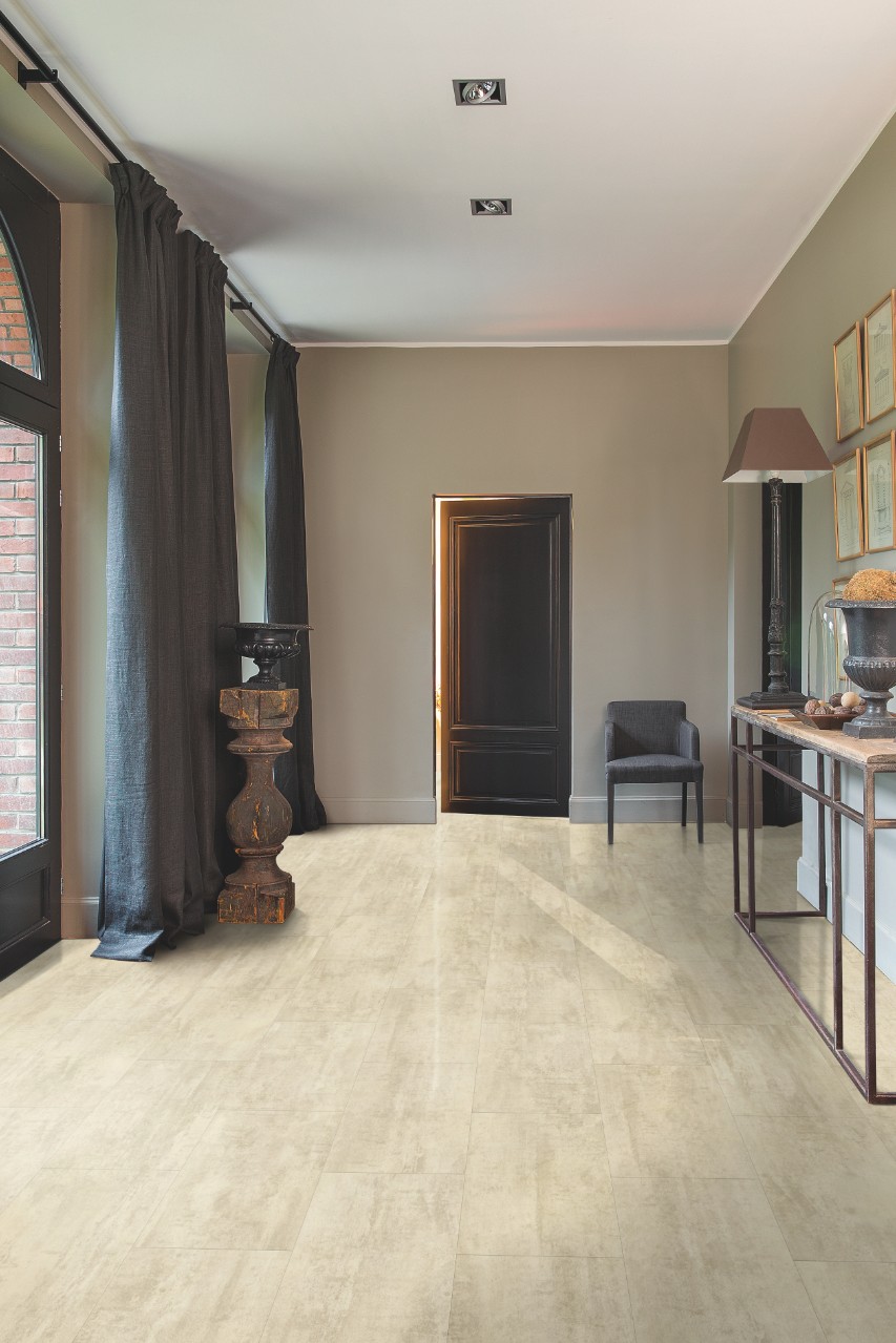 Кварцвиниловая плитка Quick Step клеевая Ambient Glue Plus Травертин крем AMGP40046 1305×327×2,5 фото в интерьере