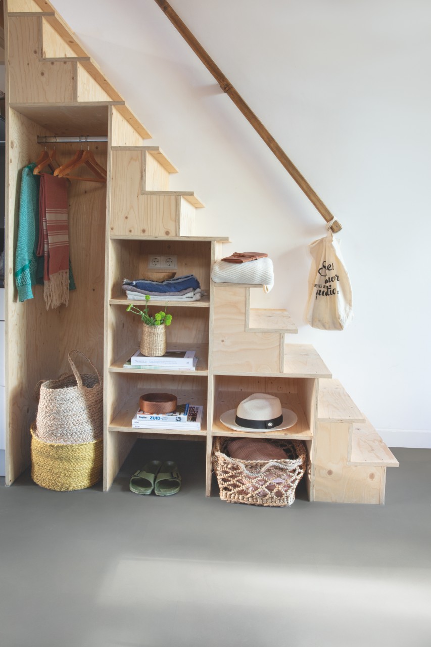 Кварцвиниловая плитка Quick Step клеевая Ambient Glue Plus Шлифованный бетон светло-серый AMGP40139 1305×327×2,5 фото в интерьере