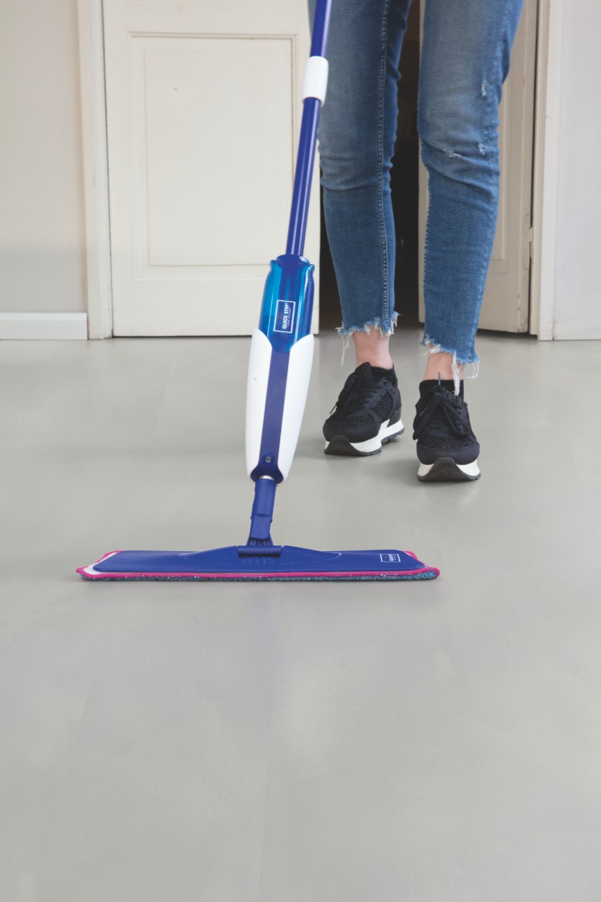 Кварцвиниловая плитка Quick Step клеевая Ambient Glue Plus Шлифованный бетон светло-серый AMGP40139 1305×327×2,5 фото в интерьере