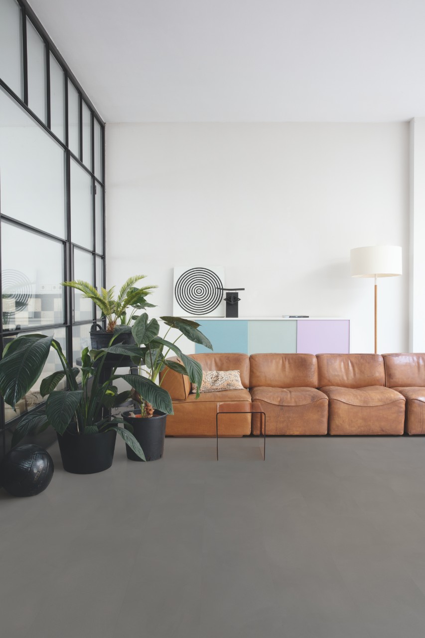 Кварцвиниловая плитка Quick Step клеевая Ambient Glue Plus Шлифованный бетон серый AMGP40140 1305×327×2,5 фото в интерьере Кварцвиниловая плитка Quick Step клеевая Ambient Glue Plus Шлифованный бетон серый AMGP40140 1305×327×2,5 фото в интерьере