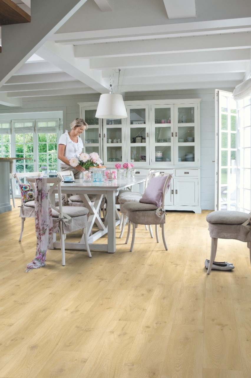 Кварцвиниловая плитка Quick Step клеевая Balance Glue Plus Дуб бежевый BAGP40018 1256×194×2,5 фото в интерьере