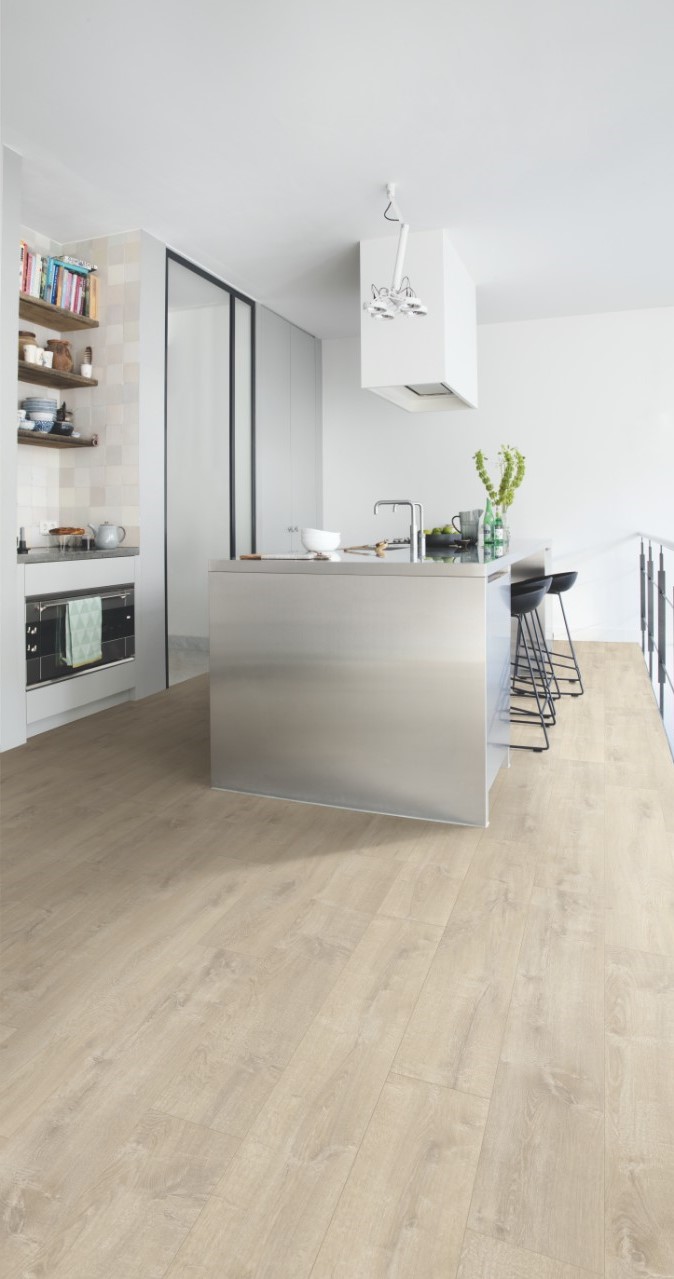 Кварцвиниловая плитка Quick Step клеевая Balance Glue Plus Дуб бархатный бежевый BAGP40158 1256×194×2,5 фото в интерьере Кварцвиниловая плитка Quick Step клеевая Balance Glue Plus Дуб бархатный бежевый BAGP40158 1256×194×2,5 фото в интерьере