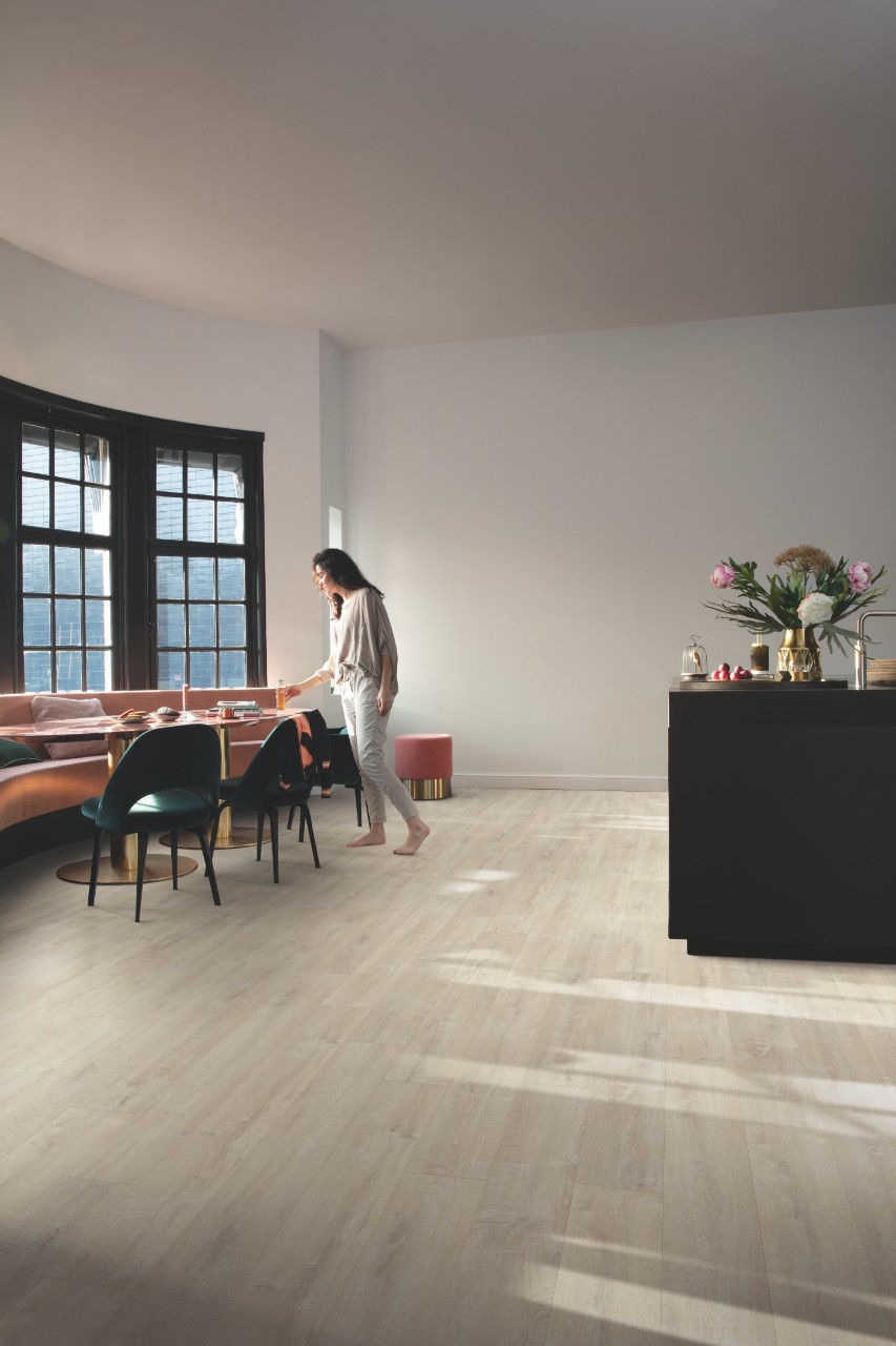 Кварцвиниловая плитка Quick Step клеевая Balance Glue Plus Дуб бархатный бежевый BAGP40158 1256×194×2,5 фото в интерьере Кварцвиниловая плитка Quick Step клеевая Balance Glue Plus Дуб бархатный бежевый BAGP40158 1256×194×2,5 фото в интерьере