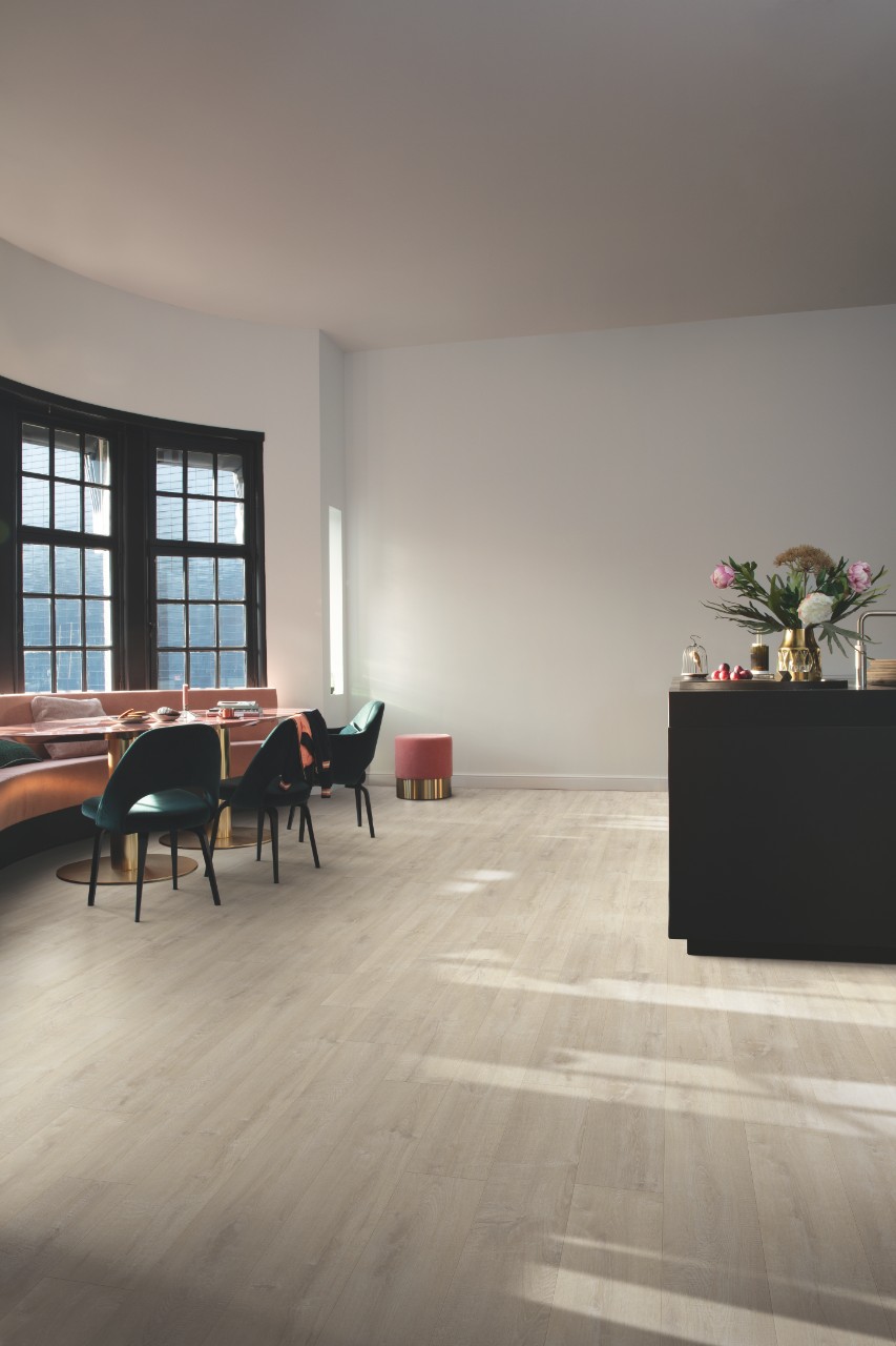 Кварцвиниловая плитка Quick Step клеевая Balance Glue Plus Дуб бархатный бежевый BAGP40158 1256×194×2,5 фото в интерьере