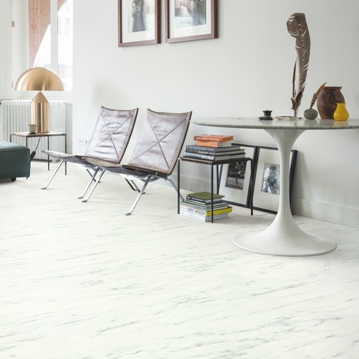 Виниловый пол Quick Step замковый Ambient Rigid Click Мрамор каррарский белый RAMCL40136 фото в интерьере