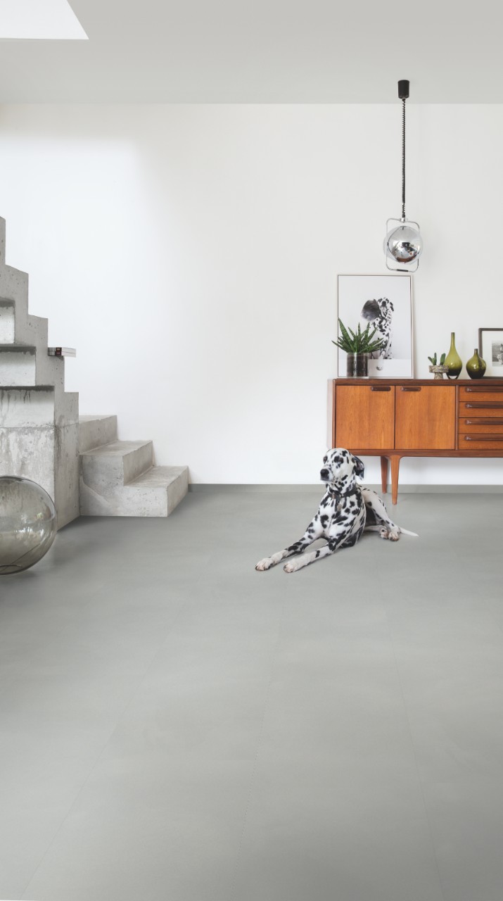 Виниловый пол Quick Step замковый Ambient Rigid Click Шлифованный бетон светло-серый RAMCL40139 610×303×5 фото в интерьере