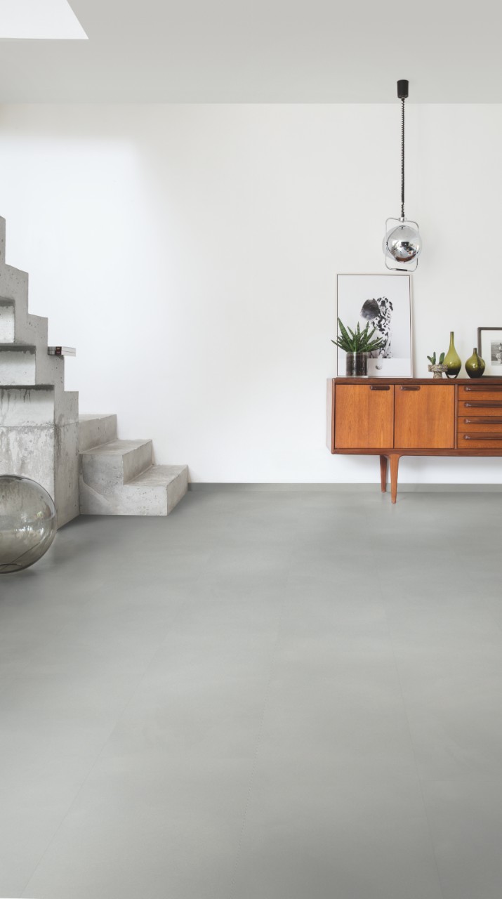 Виниловый пол Quick Step замковый Ambient Rigid Click Шлифованный бетон светло-серый RAMCL40139 610×303×5 фото в интерьере