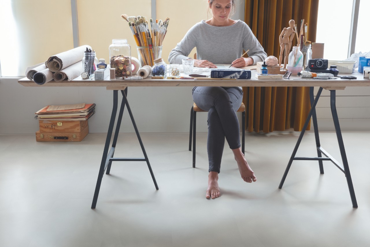 Виниловый пол Quick Step замковый Ambient Rigid Click Шлифованный бетон светло-серый RAMCL40139 610×303×5 фото в интерьере