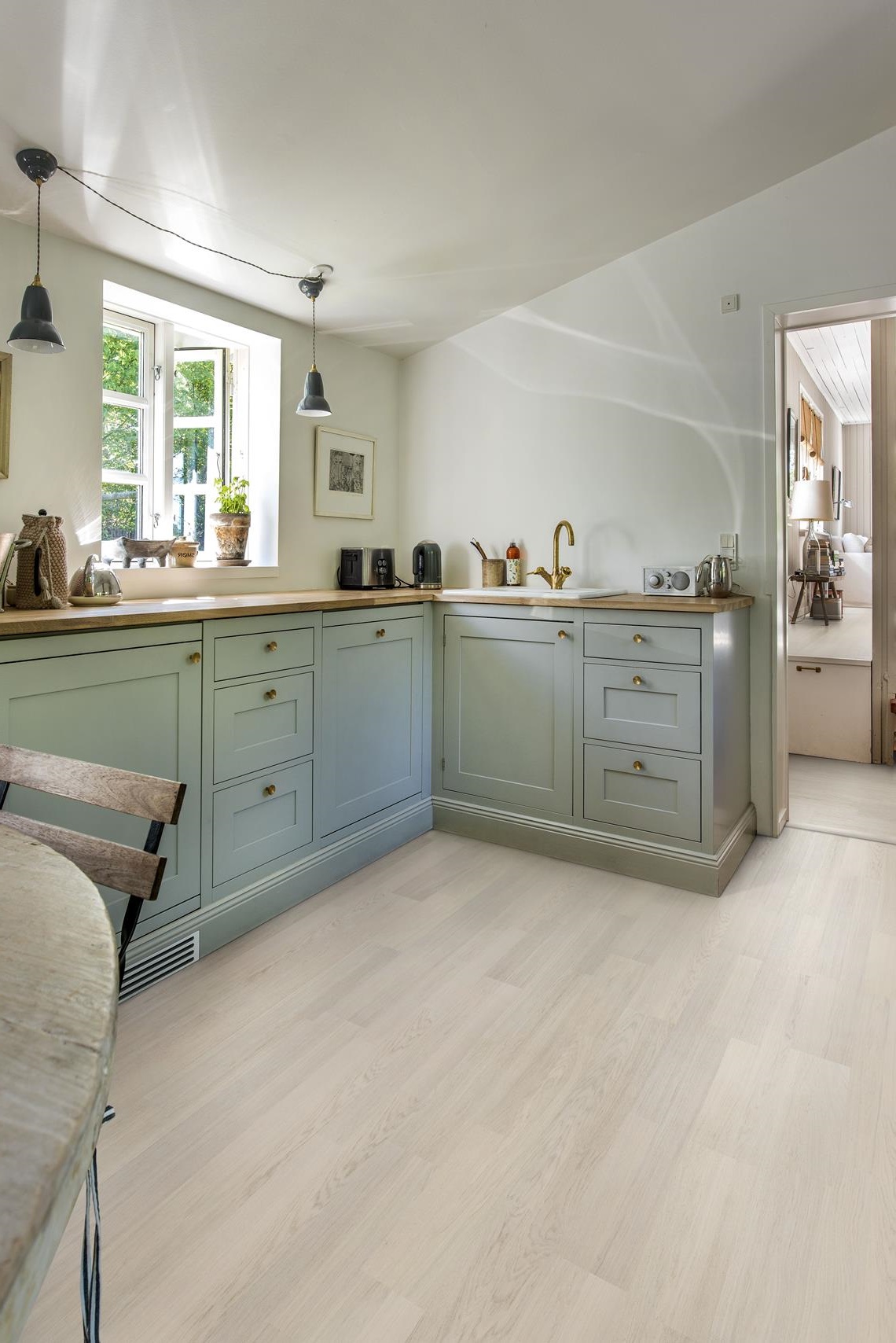 Паркетная доска Kahrs Life Дуб Coconut Cream LTCLRW3001-193 Calm 1225×193×7 фото в интерьере