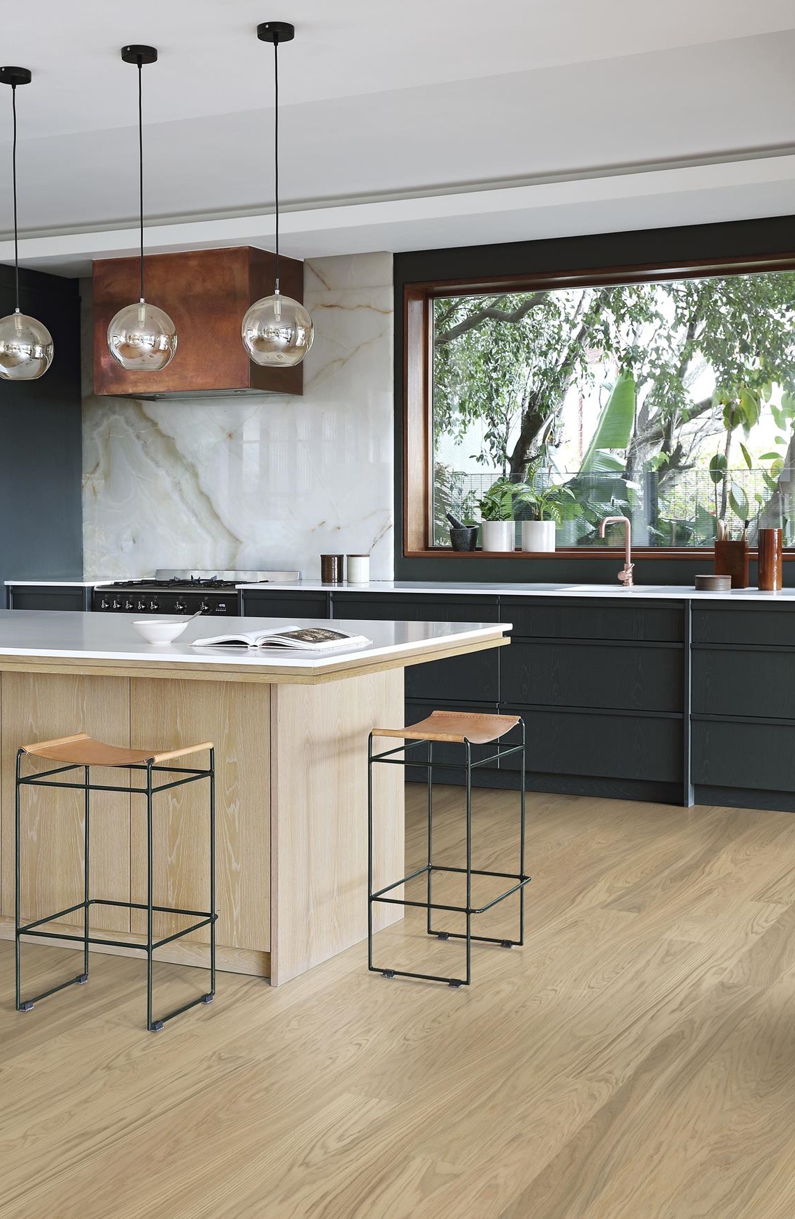 Паркетная доска Kahrs Life Дуб Whole Grain LTCLRW3004-150 Calm 1810×150×7 фото в интерьере Паркетная доска Kahrs Life Дуб Whole Grain LTCLRW3004-150 Calm 1810×150×7 фото в интерьере