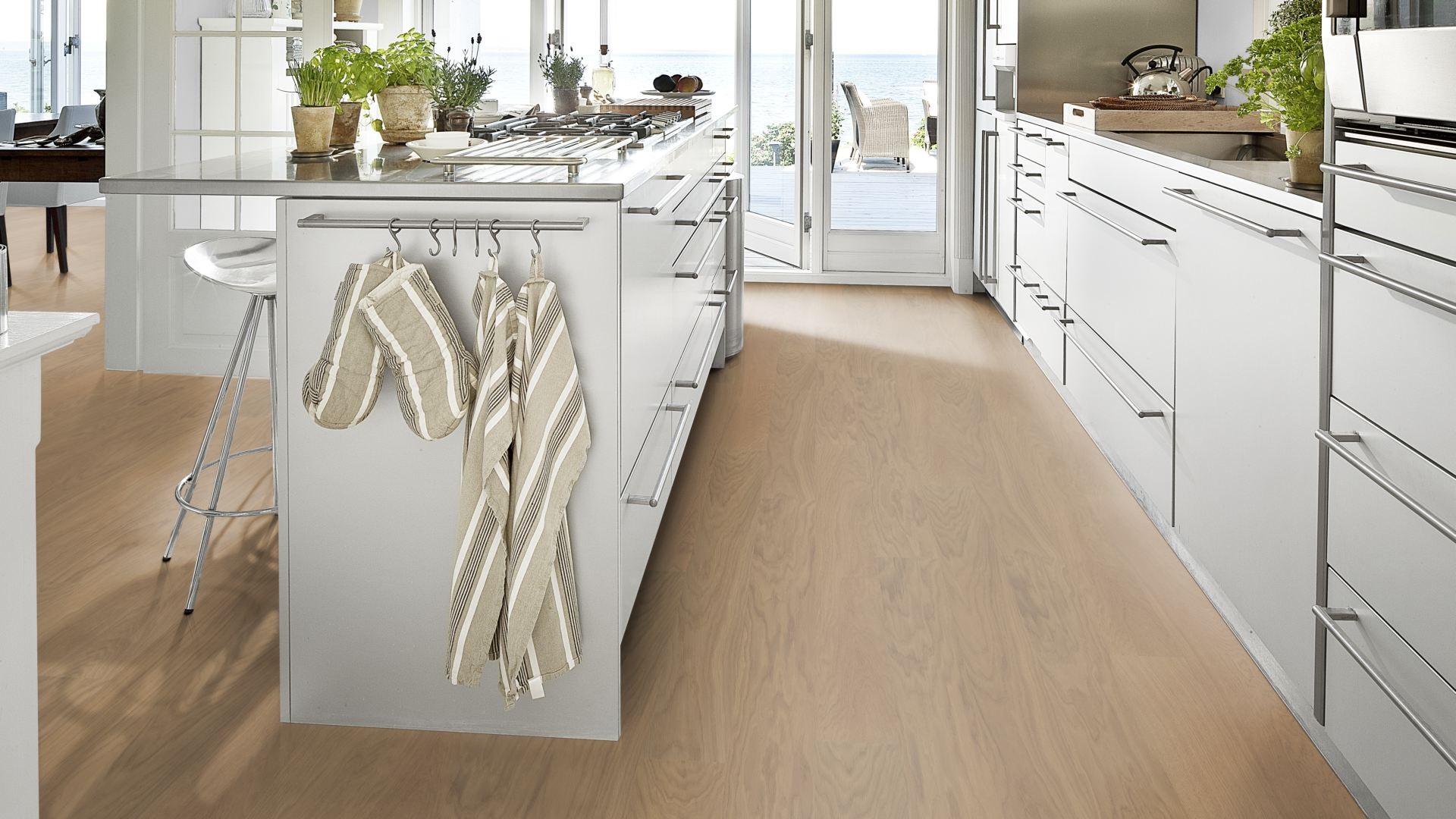 Паркетная доска Kahrs Life Дуб Butterscotch LTCLRW3007-150 Calm 1810×150×7 фото в интерьере Паркетная доска Kahrs Life Дуб Butterscotch LTCLRW3007-150 Calm 1810×150×7 фото в интерьере