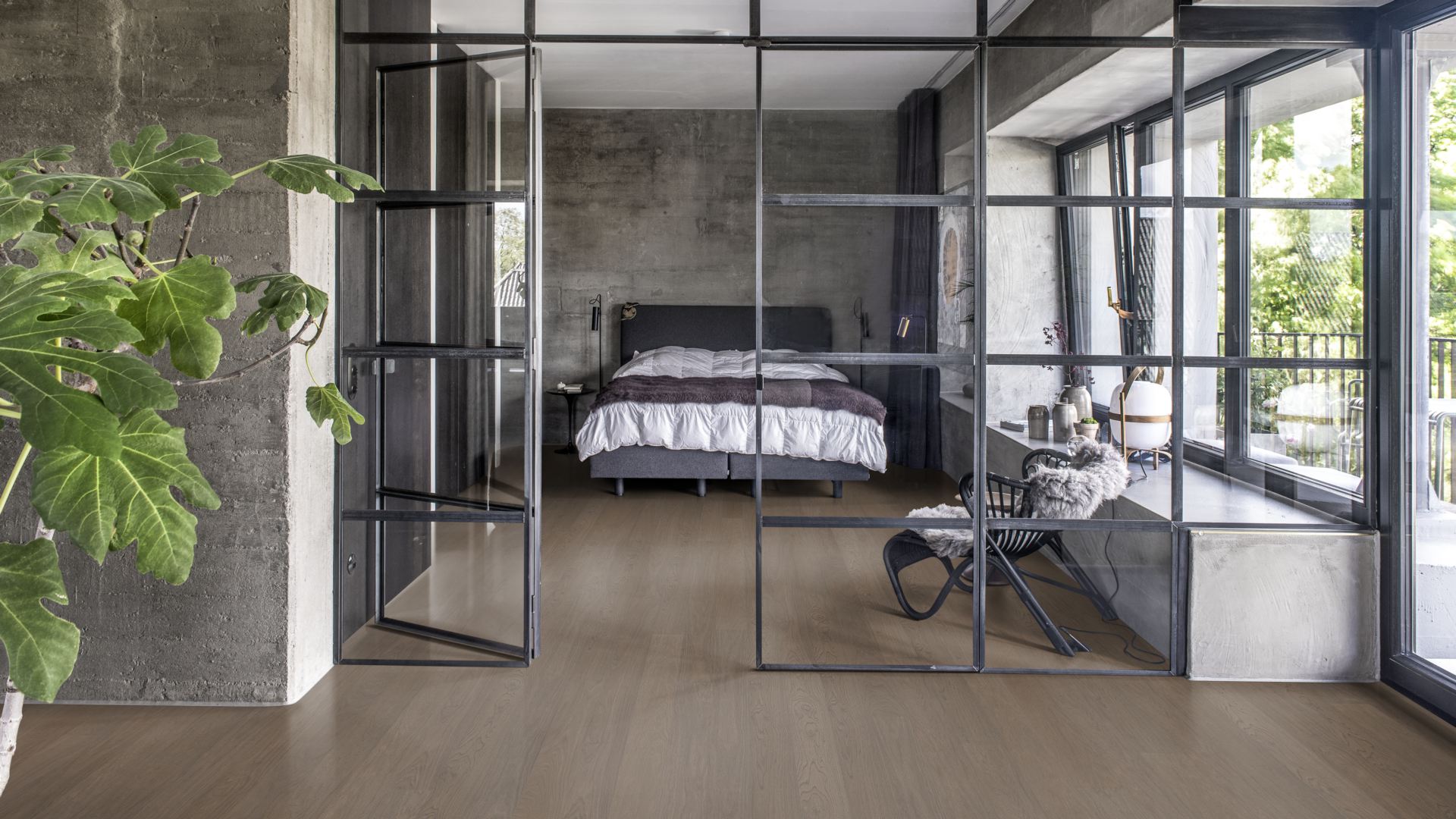 Паркетная доска Kahrs Life Дуб Faded Black LTCLRW3008-150 Calm 1810×150×7 фото в интерьере