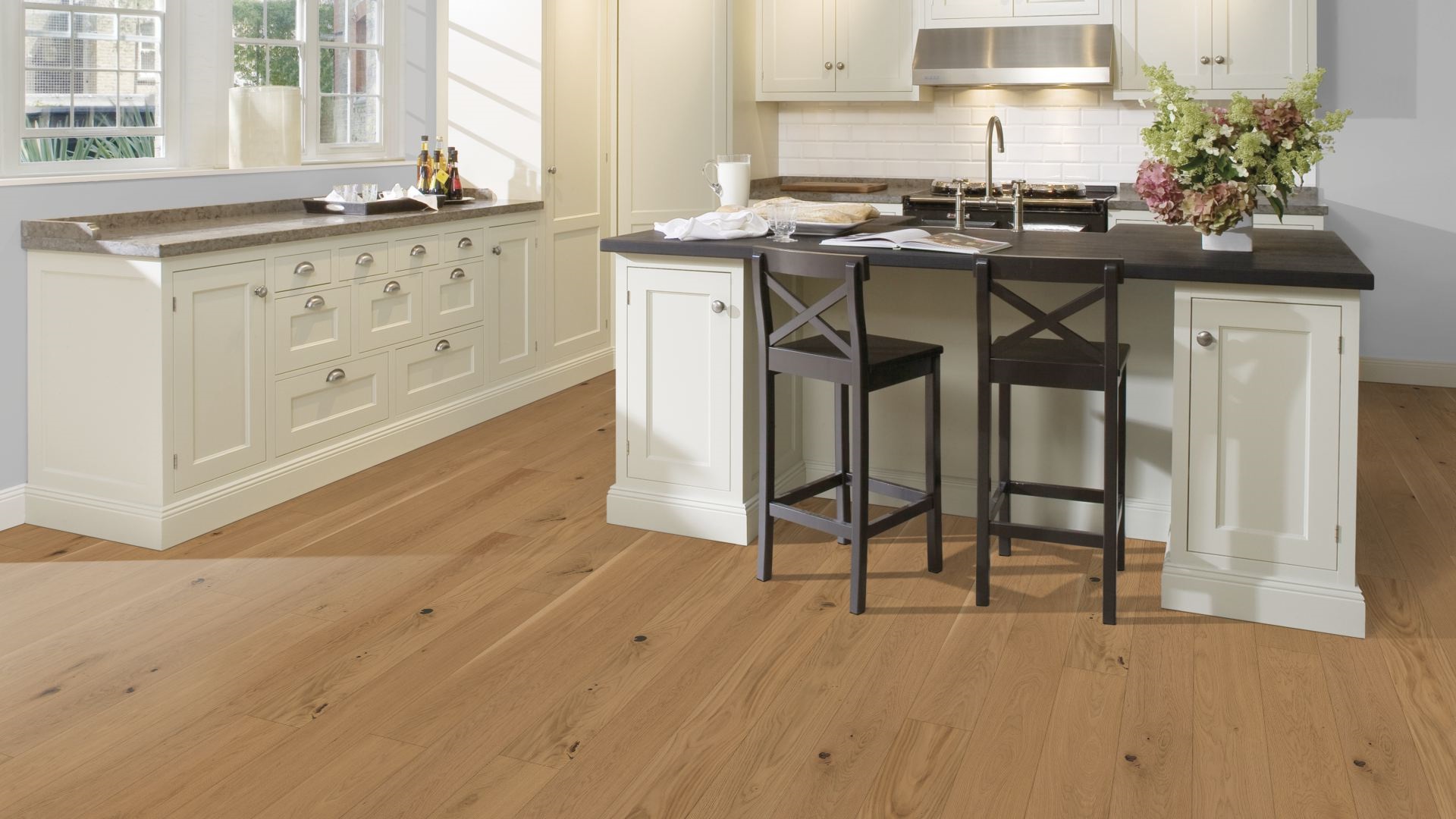 Паркетная доска Kahrs Люкс Дуб Бисквит Biscotti 151N51EKK4KW200 Lively 2000×151×15 фото в интерьере