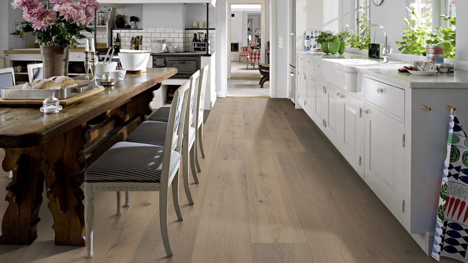 Паркетная доска Kahrs Роял Дуб Шильон Chillon 181XADEK32KW240 Dynamic 2400×305×18 фото в интерьере