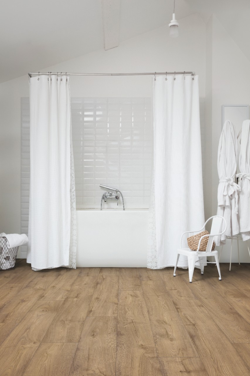 Кварцвиниловая плитка Quick Step клеевая Pulse Glue Plus Дуб охра PUGP40093 1515×217×2,5 фото в интерьере