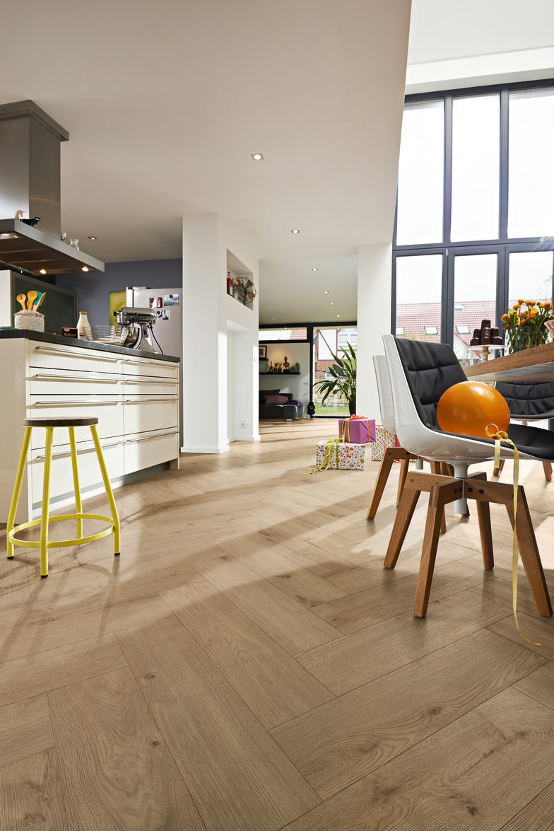 Ламинат Meister Edition M6/7001 Дуб Шампань венгерская елка 620×155×8 фото в интерьере Ламинат Meister Edition M6/7001 Дуб Шампань венгерская елка 620×155×8 фото в интерьере