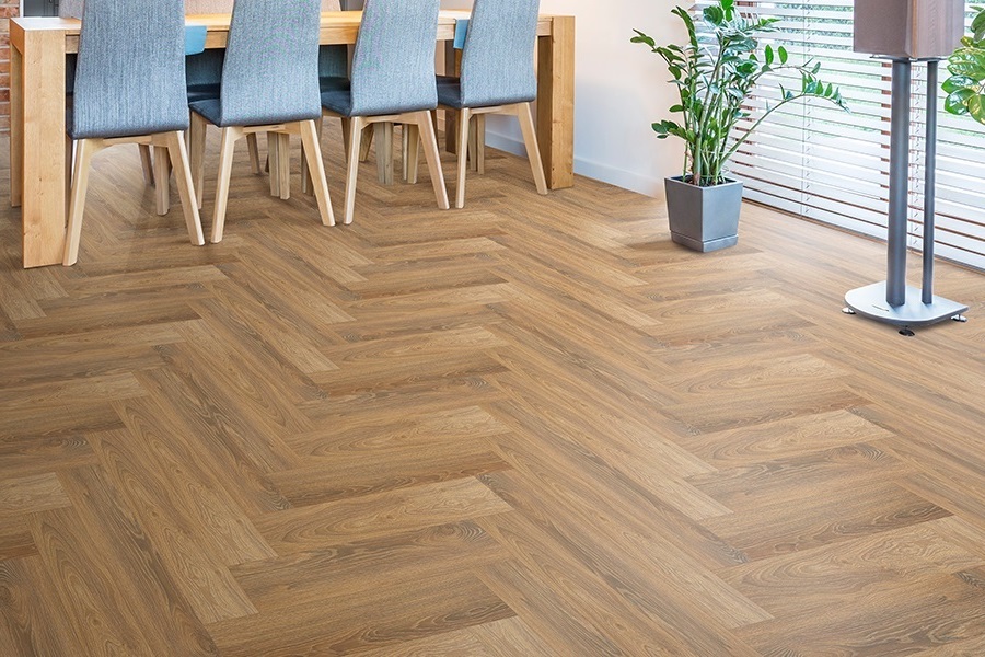 Кварцвиниловый SPC ламинат Floor Factor Herringbone Tobacco Braun Oak HB.15 венгерская елка 675×135×5 фото в интерьере