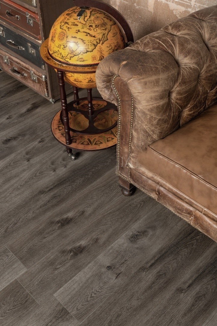 Кварцвиниловый SPC ламинат Alpine Floor Premium XL Дуб Торфяной ECO 7-11 1524×180×8 фото в интерьере