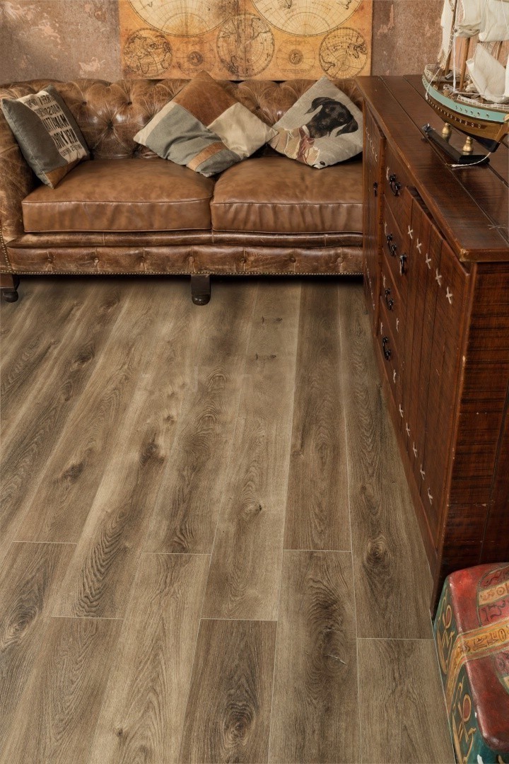 Кварцвиниловый SPC ламинат Alpine Floor Premium XL Дуб Коричневый ECO 7-9 1524×180×8 фото в интерьере Кварцвиниловый SPC ламинат Alpine Floor Premium XL Дуб Коричневый ECO 7-9 1524×180×8 фото в интерьере