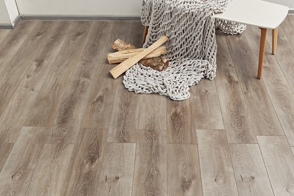 Кварцвиниловый SPC ламинат Alpine Floor Premium XL Дуб Грей дождливый ECO 7-4 1524×180×8 фото в интерьере