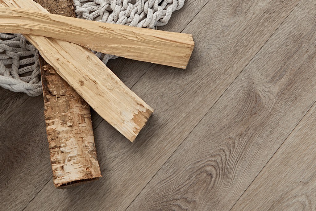 Кварцвиниловый SPC ламинат Alpine Floor Premium XL Дуб Грей дождливый ECO 7-4 1524×180×8 фото в интерьере