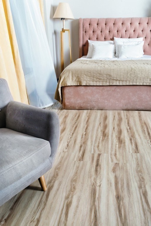 Кварцвиниловый SPC ламинат Alpine Floor Real Wood Клен Канадский ECO 2-8 1220×183×6 фото в интерьере Кварцвиниловый SPC ламинат Alpine Floor Real Wood Клен Канадский ECO 2-8 1220×183×6 фото в интерьере