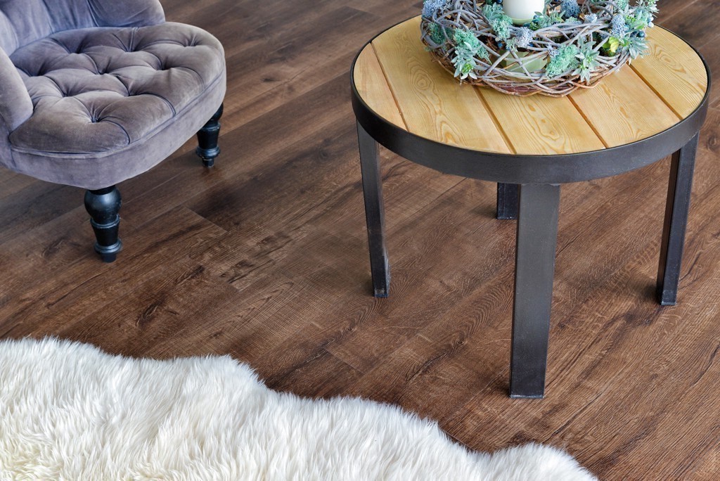 Кварцвиниловый SPC ламинат Alpine Floor Real Wood Дуб Мокка ECO 2-2 1220×183×6 фото в интерьере