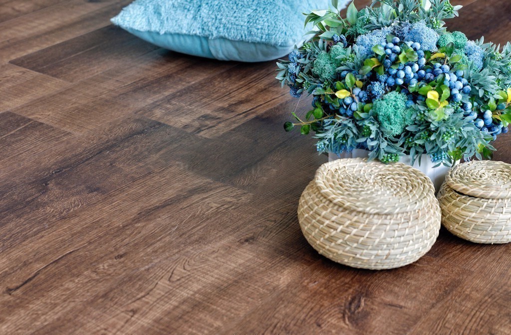 Кварцвиниловый SPC ламинат Alpine Floor Real Wood Дуб Мокка ECO 2-2 1220×183×6 фото в интерьере