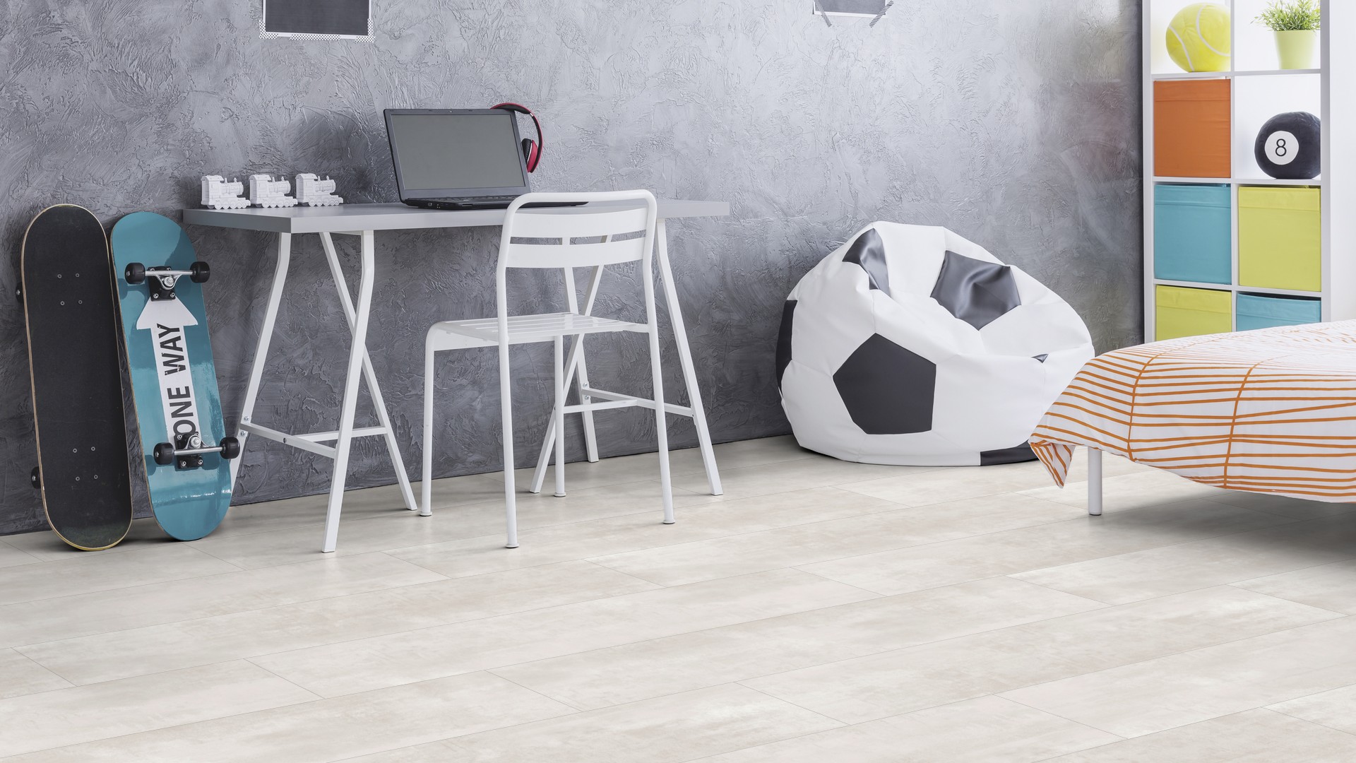 Ламинат Kaindl Aqua Pro Select Natural Touch 8.0 Плитка Бетон Opalgrey 44374 ST 1290×329×8 фото в интерьере