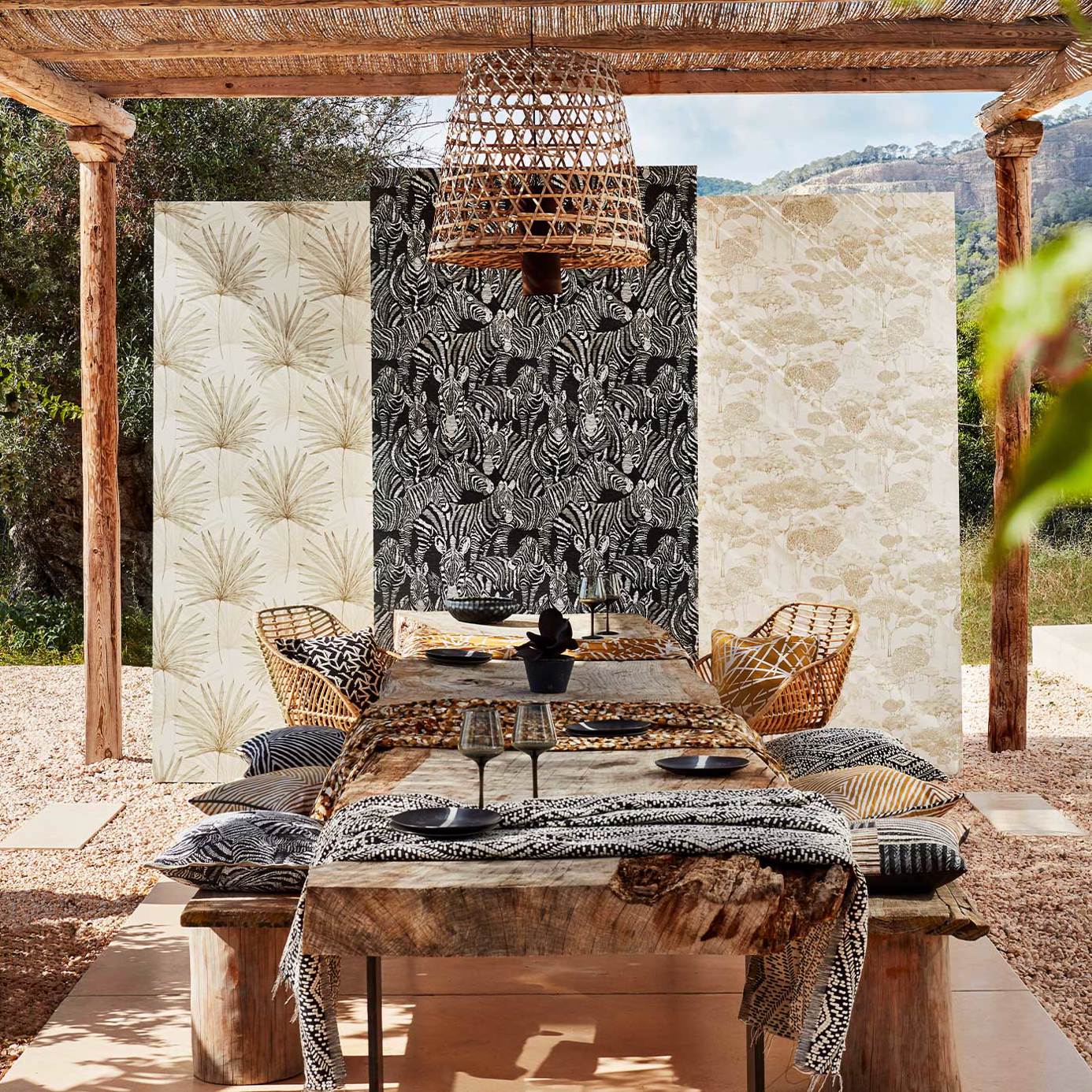 Обои Harlequin Mirador Nirmala Jet/Chalk 112242