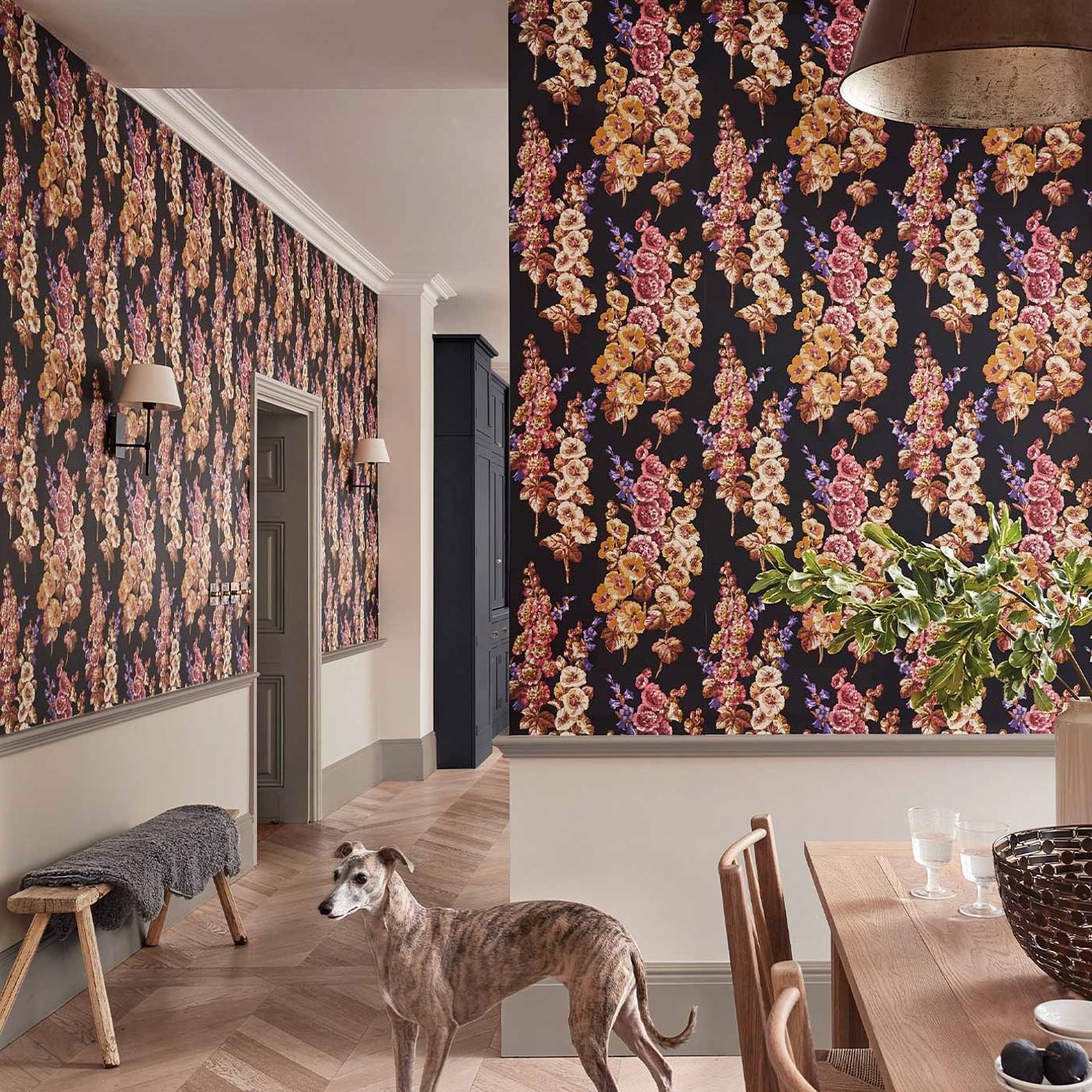 Обои Sanderson One Sixty Hollyhocks Copper/Rhodera 217032 фото в интерьере