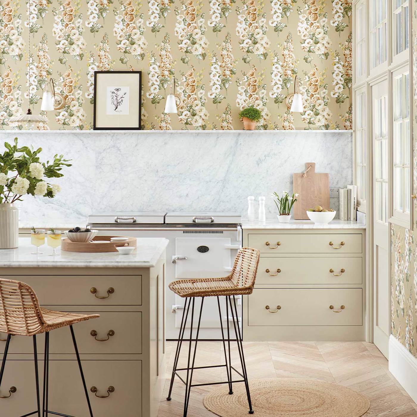 Обои Sanderson One Sixty Hollyhocks Gold Metallic/Tan 217034 фото в интерьере