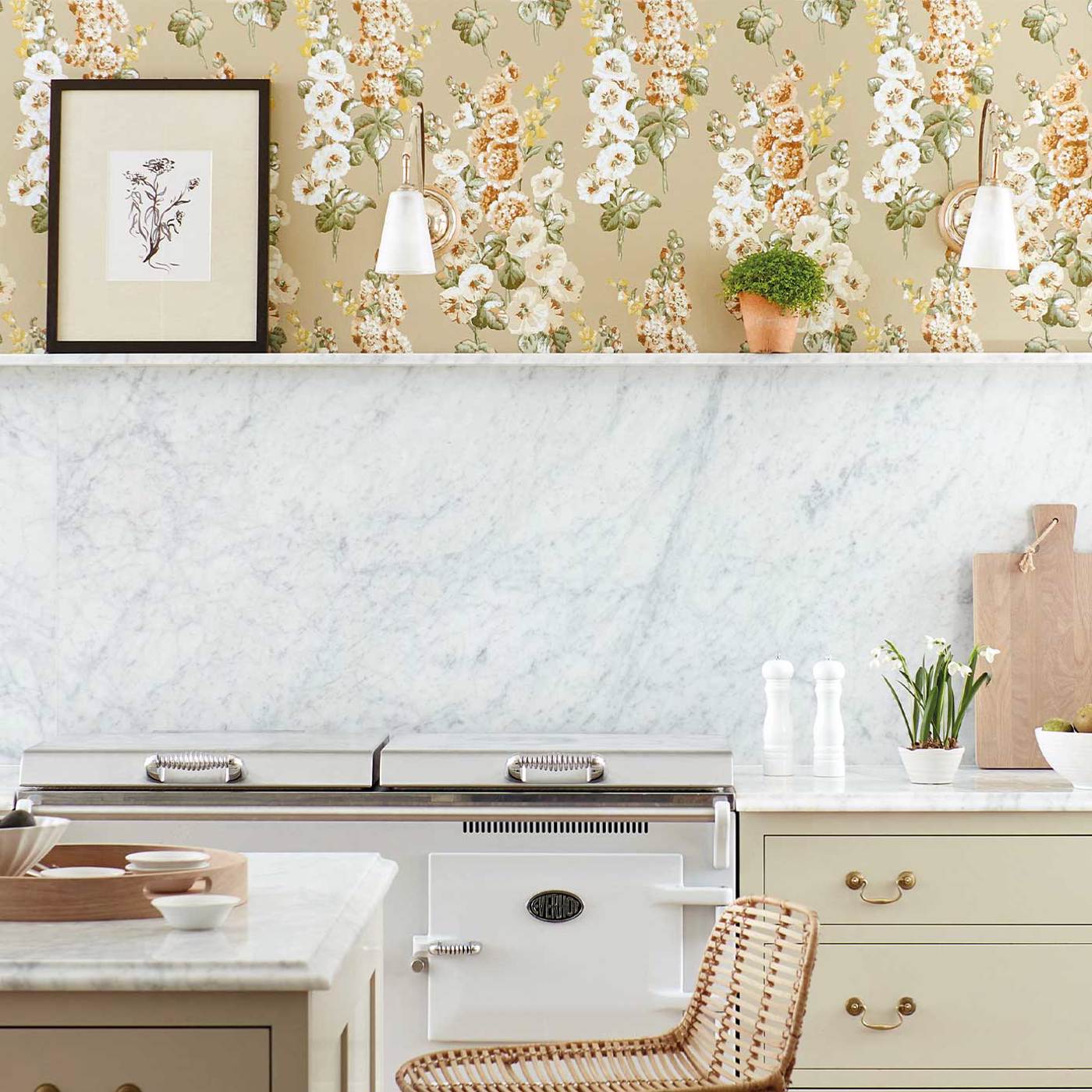 Обои Sanderson One Sixty Hollyhocks Gold Metallic/Tan 217034 фото в интерьере