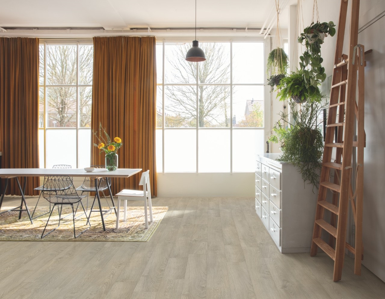 Ламинат Quick Step Classic Plus Hydro Дуб светло-серый старинный CLH1405 1200×190×8 фото в интерьере