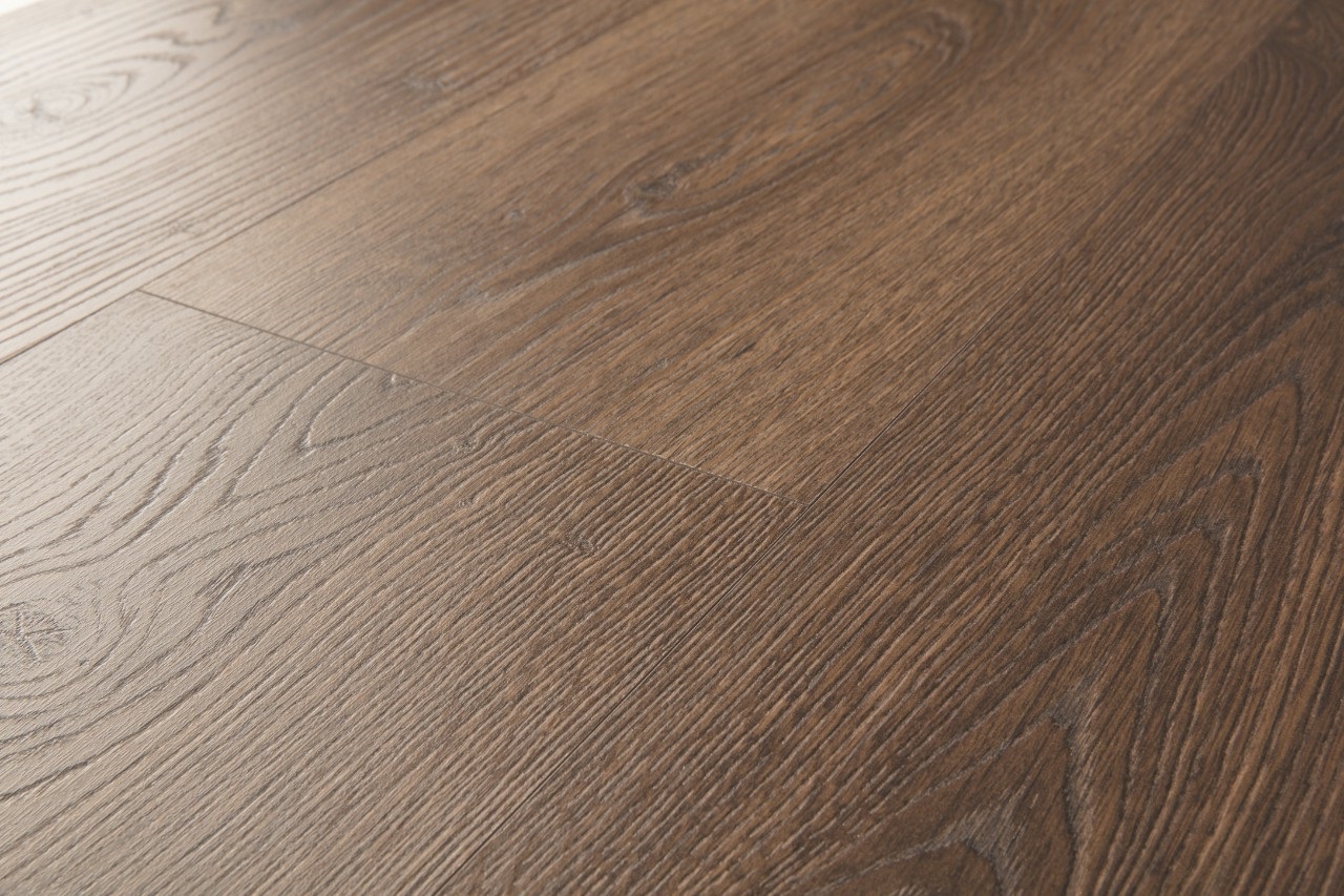 Ламинат Quick Step Classic Plus Hydro Дуб горный коричневый CLH4091 1200×190×8 фото в интерьере