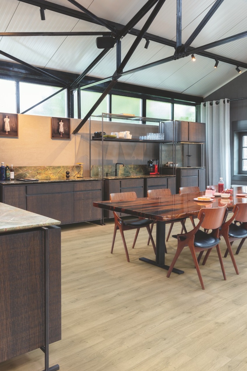 Ламинат Quick Step Classic Plus Hydro Дуб песочный греш CLH5791 1200×190×8 фото в интерьере