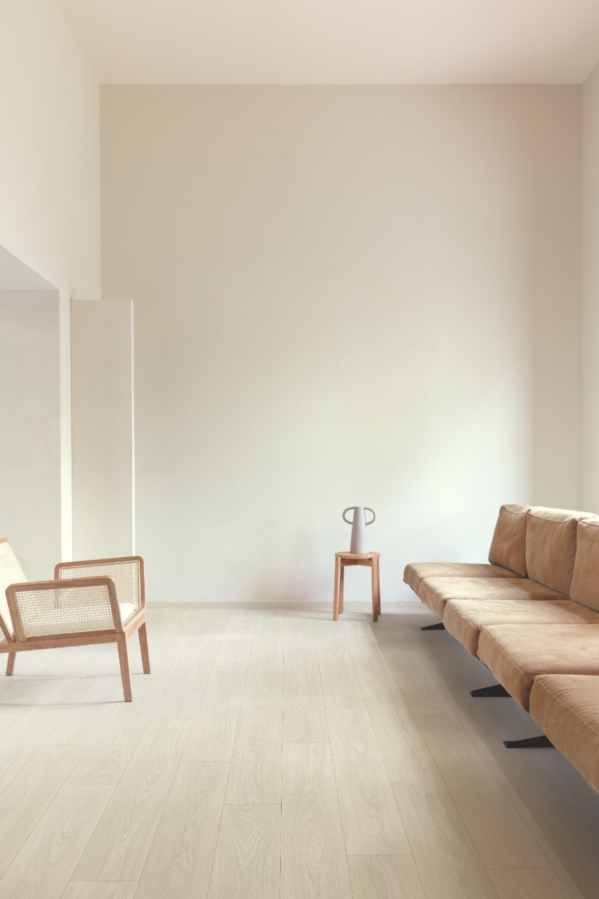 Ламинат Quick Step Classic Plus Hydro Дуб туманный серый CLH5795 1200×190×8 фото в интерьере