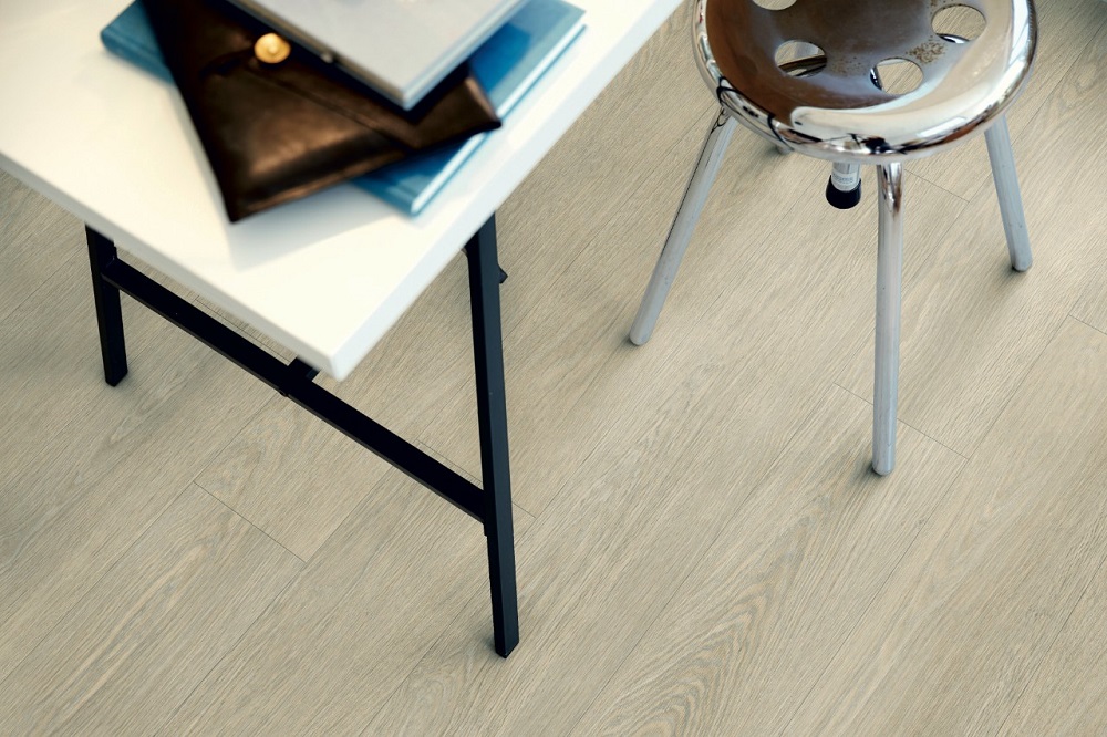 Кварцвиниловая плитка Pergo клеевая Optimum Glue Classic plank Дуб Дворцовый серо-бежевый V3201-40013 1256×194×2,5 фото в интерьере