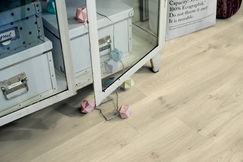 Кварцвиниловая плитка Pergo клеевая Optimum Glue Classic plank Дуб современный серый V3201-40017 1256×194×2,5 фото в интерьере