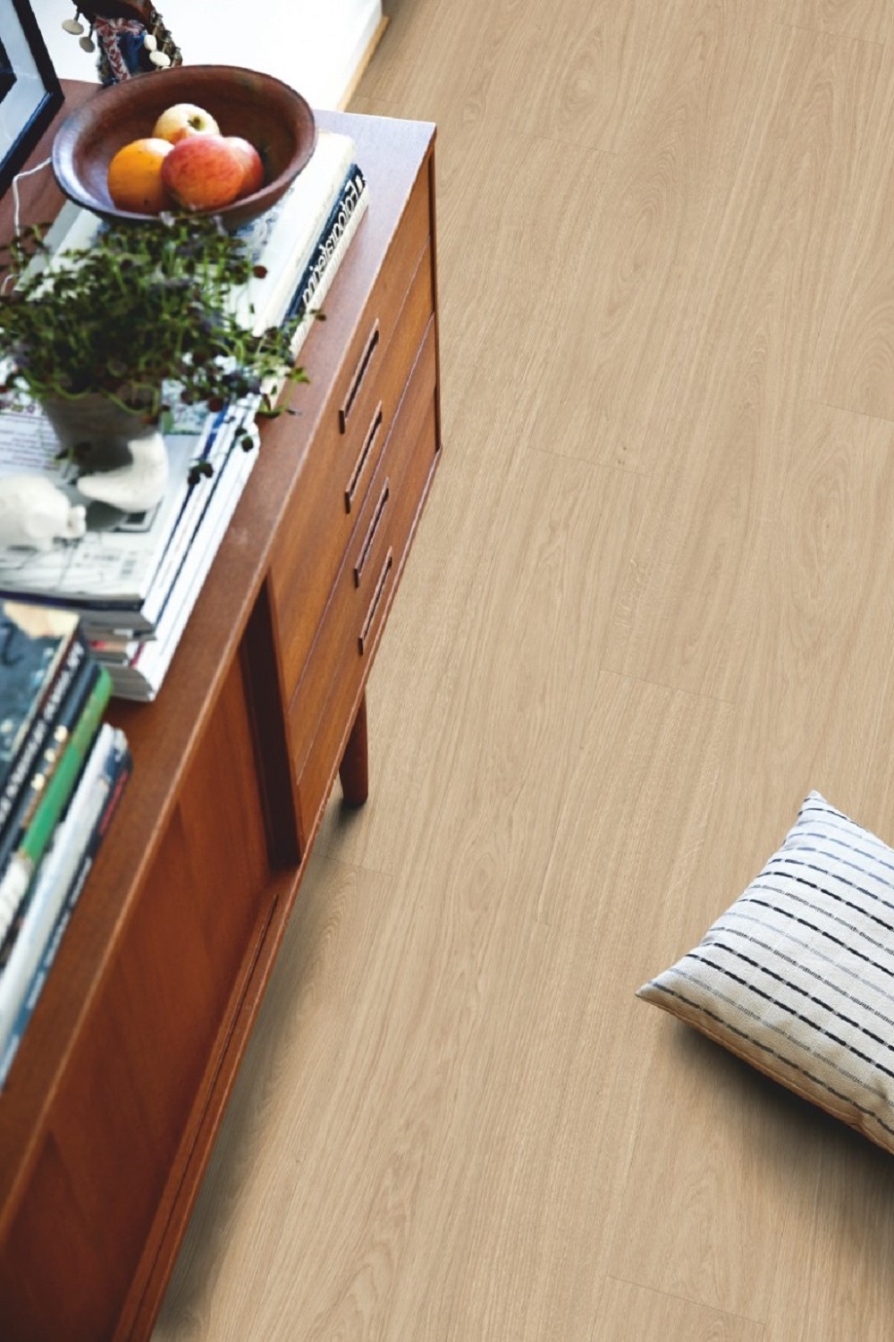 Кварцвиниловая плитка Pergo клеевая Optimum Glue Classic plank Дуб светлый натуральный V3201-40021 1256×194×2,5 фото в интерьере