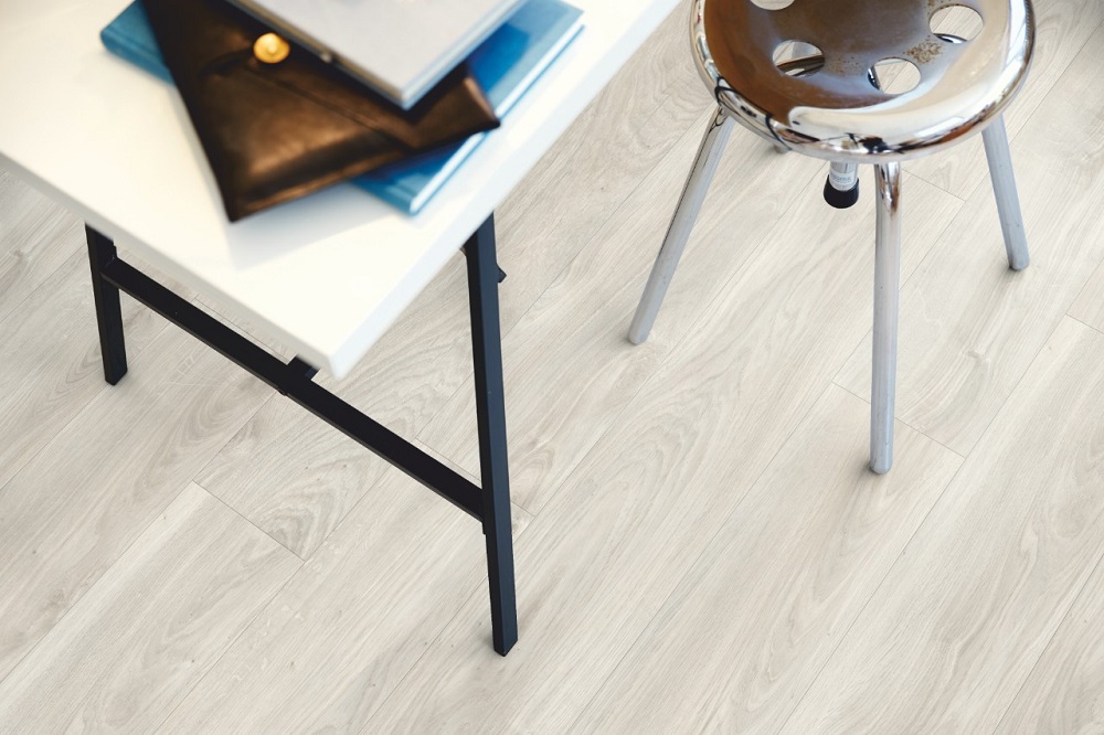 Кварцвиниловая плитка Pergo клеевая Optimum Glue Classic plank Дуб мягкий серый V3201-40036 1256×194×2,5 фото в интерьере