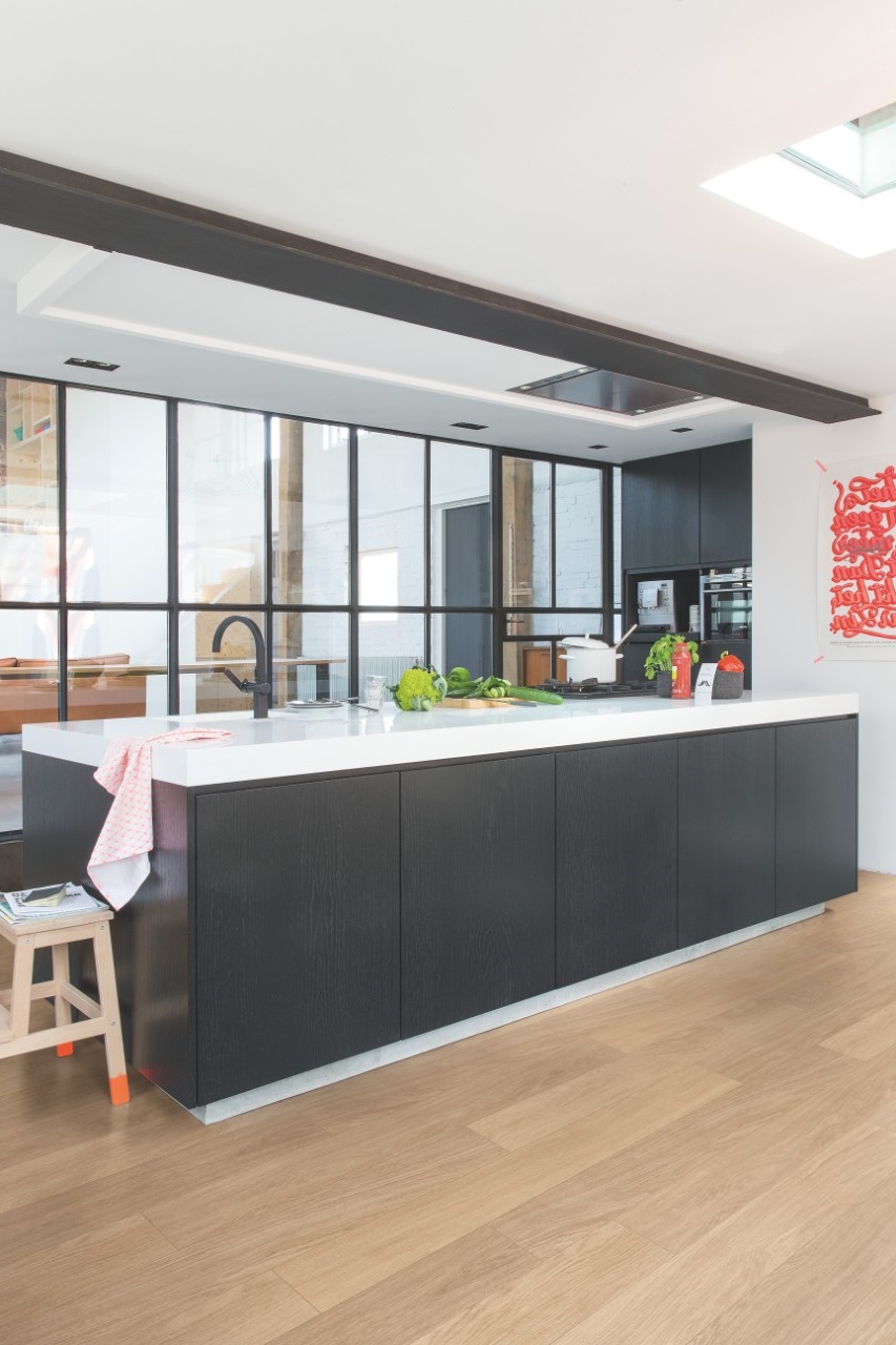 Ламинат Quick Step Perspective Hydro Дуб белый лакированный PER0915 1380×156×9 фото в интерьере