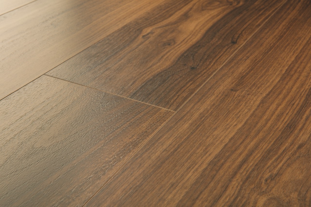 Ламинат Quick Step Perspective Hydro Орех промасленный PER1043 1380×156×9 фото в интерьере