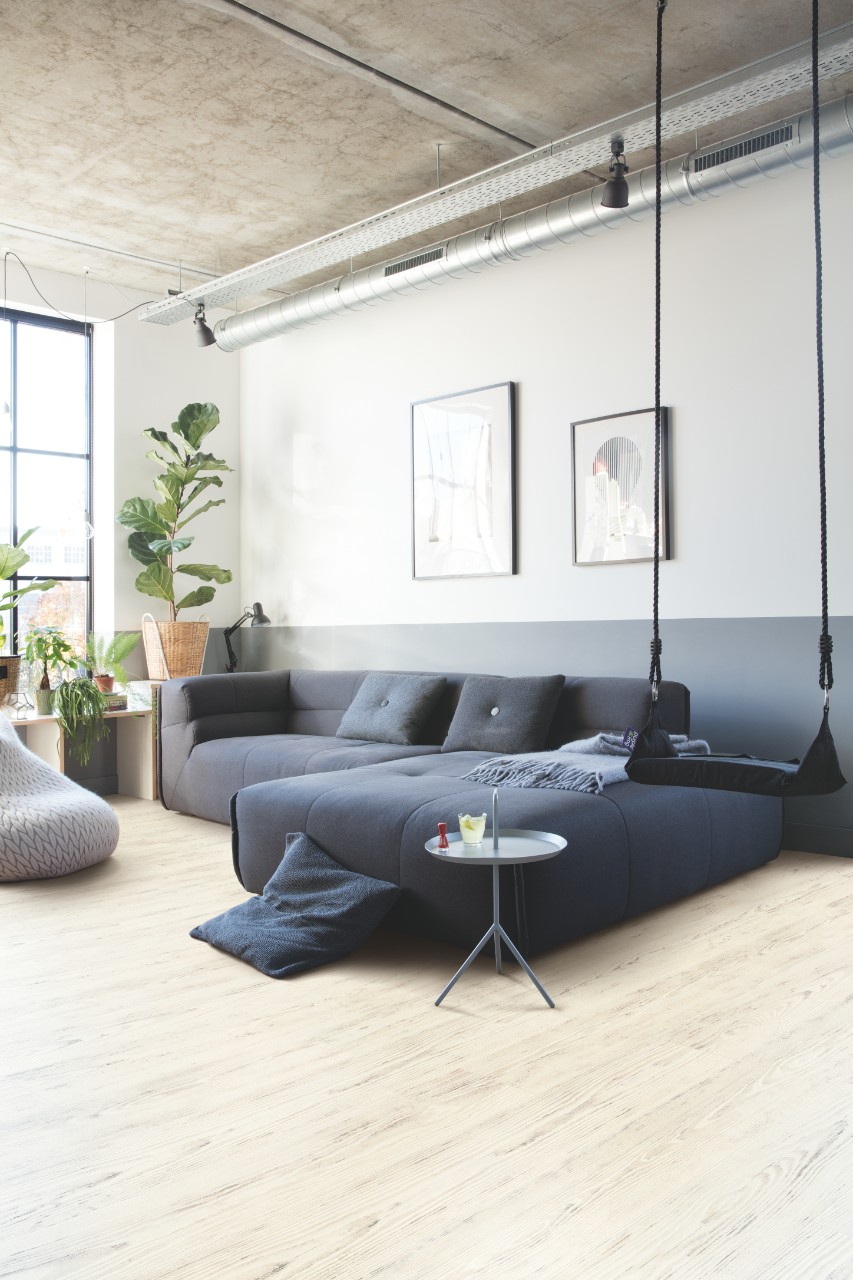 Ламинат Quick Step Perspective Hydro Сосна белая затертая PER1235 1380×156×9 фото в интерьере